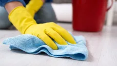 Ako umyť podlahu bez lepkavosti a škvŕn (a prečo je horúca voda zlé riešenie)