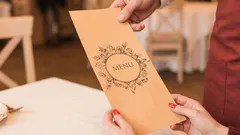 Ako upútať pozornosť čašníka. Tipy pre správanie v reštaurácii: jemné signály, ktoré pomôžu urýchliť obsluhu.