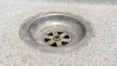 Prevencia upchávania odtokov, ktoré sa v zime zvyšujú Ako používať sódu bikarbónu + teplú vodu na prevenciu tuhnutia mastnoty