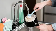 Ako vyčistiť pripálený hrniec alebo panvicu? Účinné metódy z kuchyne.