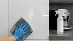 Mastné škvrny a prach už nebudú ulpievať na kuchynských skrinkách: tu je návod, čo musíte urobiť