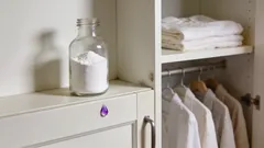Nie je potrebná veľká soľ ani ryža: tu je tajomstvo, ako sa zbaviť zatuchnutého zápachu v šatníku a zabrániť tvorbe plesne.