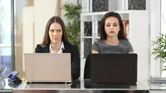 Ako zistiť, že vás niekto nenápadne nenávidí: 6 gest, ktoré prehliadate