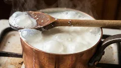  Počas varenia položte na hrniec drevenú lyžicu. Ako sa šetrí pri zabúdaní?