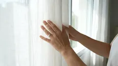 Namiesto toho, aby ste ich naliali do pohára, nalejte ich do práčky. Vaše sivé záclony budú opäť vyzerať ako nové.