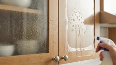 Mastné škvrny a prach už nebudú ulpievať na kuchynských skrinkách: čo treba urobiť