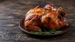 Čím potrieť kurča, aby bolo mäso šťavnaté a jemné: tri najlepšie marinády na pečenie v rúre