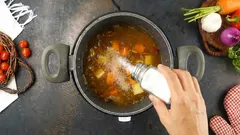 Ako zachrániť presolenú polievku: aký produkt pridať, aby sa odstránila prebytočná soľ