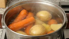 Čo pridať do vody, aby zelenina nezhnedla: kulinárske kúzlo