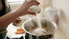 Ako zachrániť presolenú polievku? Pridajte kúsok tohto ovocia a varte 10 minút.