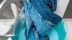 Nikdy neperte džínsy takto: najväčšia chyba, ktorá okamžite zničí vaše obľúbené nohavice