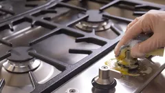 Ako vyčistiť rukoväte na plynovom sporáku od lepkavého tuku