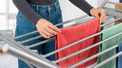 Ako vysušiť oblečenie za 7 minút bez žehličky, radiátora a sušičky: účinný lifehack