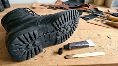 Ak sa vám roztrhla podrážka topánky: tip od obuvníka, ako ju zachrániť