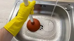 Čo v žiadnom prípade nemožno vylievať do umývadla: o tom nevedia ani skúsené gazdinky