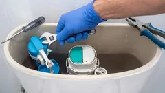  Toaleta, ktorá po spláchnutí tečie. Tri riešenia na opravu tohto pretrvávajúceho úniku.