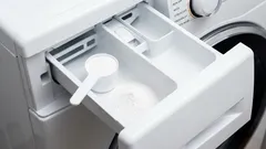 Ako vyčistiť práčku: vložte 75 g tohto prostriedku do priečinka na prací prostriedok – nečistoty a pleseň sa uvoľnia vo forme čiernych vločiek.