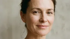 8 dôležitých detailov vo vzhľade ženy, ktoré okamžite prezradia jej vek