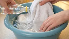 Večer namočím kuchynské utierky a kuchynské rukavice: ráno sú dokonale čisté, zmiznú aj staré mastné škvrny.