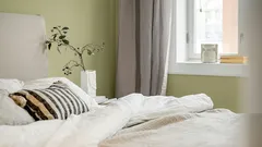 Prečo by posteľ nemala byť umiestnená čelom k oknu: nielen prievan, ale aj narušenie pocitu bezpečia