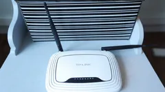 Ste si istí, že máte správne nastavené Wi-Fi antény? Mali by byť nasmerované týmto smerom, aby zabezpečili čo najlepší signál.