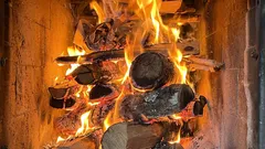 Až 50 % úspora na palivovom dreve: trik, ktorý poznajú len starí obyvatelia dediny