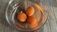 Po uvarení vajcia nikdy nevkladajte do studenej vody.