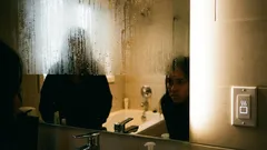 Prečo sa zrkadlo v kúpeľni zahmlieva? Problémom nie je vetranie, ale kúrenie.